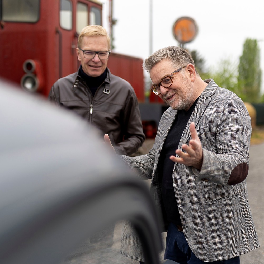 Christian Bangemann im Austausch an einem historischen Fahrzeug